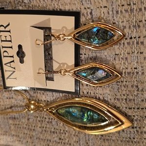 NAPIER BRAND WOMENS FASHION JEWELRY PENDANT NECKLACE & MATCHING DANGLE EARRINGS